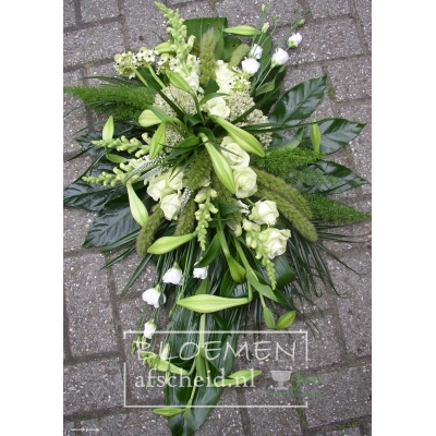 Rouwarrangement in druppelvorm van witte bloemen en royaal groen